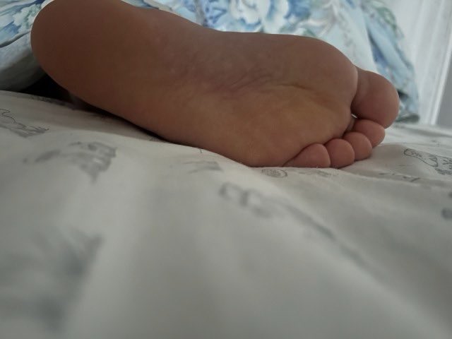 CurvEngine's tweet photo. 我大胆了，这次伸手摸了喝醉酒的小妈的骚脚

#绿母 #投稿 #出卖 #熟女 #骚货 https://t.co/oEqls57csK