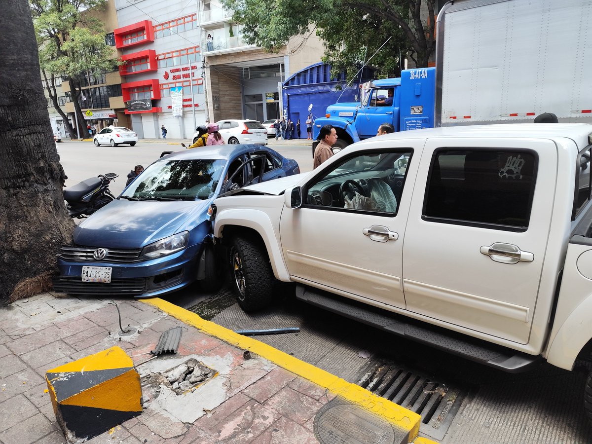 sgalaxya's tweet photo. @telediario @janupi @TapiaFernanda @agabybalderas Dicen que la camioneta es de la delegación y que el tipo venía tomado con su acompañante... https://t.co/Cd4dKMuecc