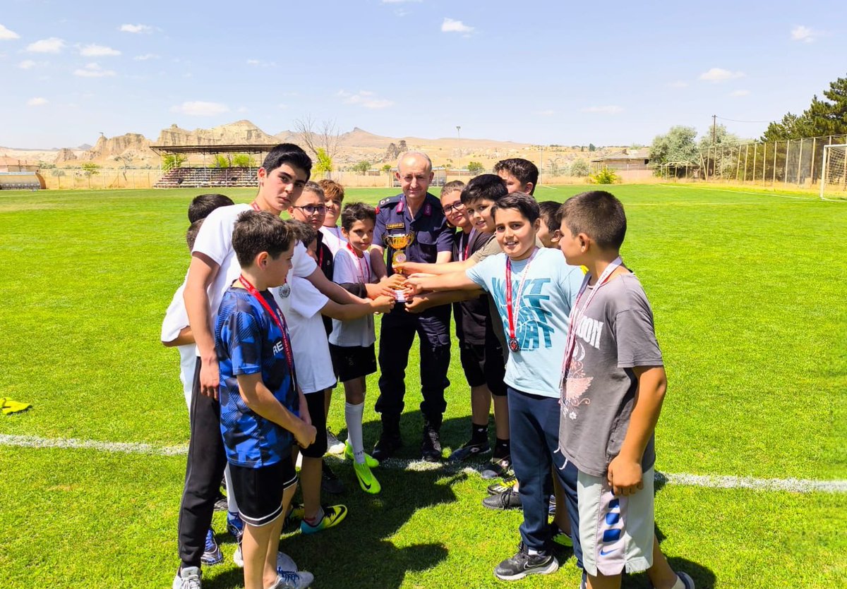 TCAvanos's tweet photo. 🏆 Camiler Arası Futbol Turnuvası Ödül Töreni

Avanos İlçe Müftülüğü ile Avanos Gençlik ve Spor İlçe Müdürlüğü iş birliğinde düzenlenen Camiler Arası Futbol Turnuvası, final müsabakası ve ödül töreniyle sona erdi.
➡️https://t.co/lnBrJj8RLp https://t.co/BHg1brJu1R