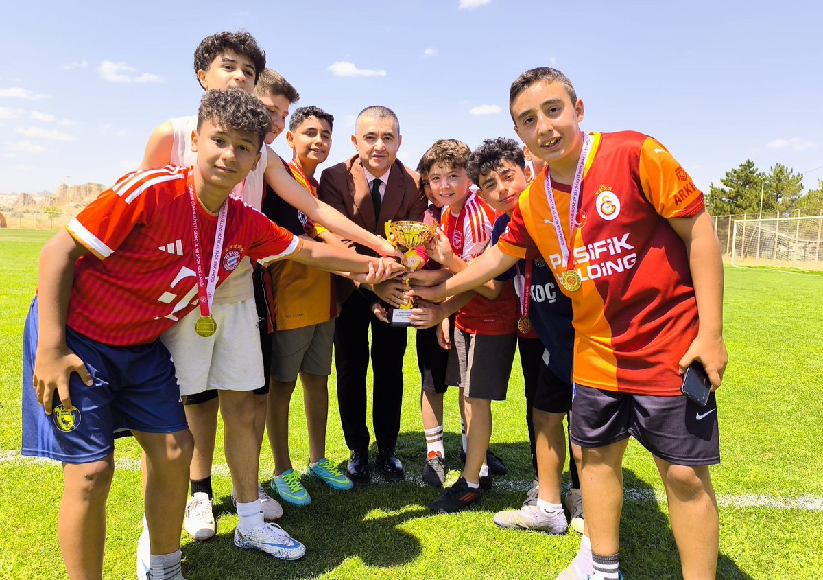 TCAvanos's tweet photo. 🏆 Camiler Arası Futbol Turnuvası Ödül Töreni

Avanos İlçe Müftülüğü ile Avanos Gençlik ve Spor İlçe Müdürlüğü iş birliğinde düzenlenen Camiler Arası Futbol Turnuvası, final müsabakası ve ödül töreniyle sona erdi.
➡️https://t.co/lnBrJj8RLp https://t.co/BHg1brJu1R