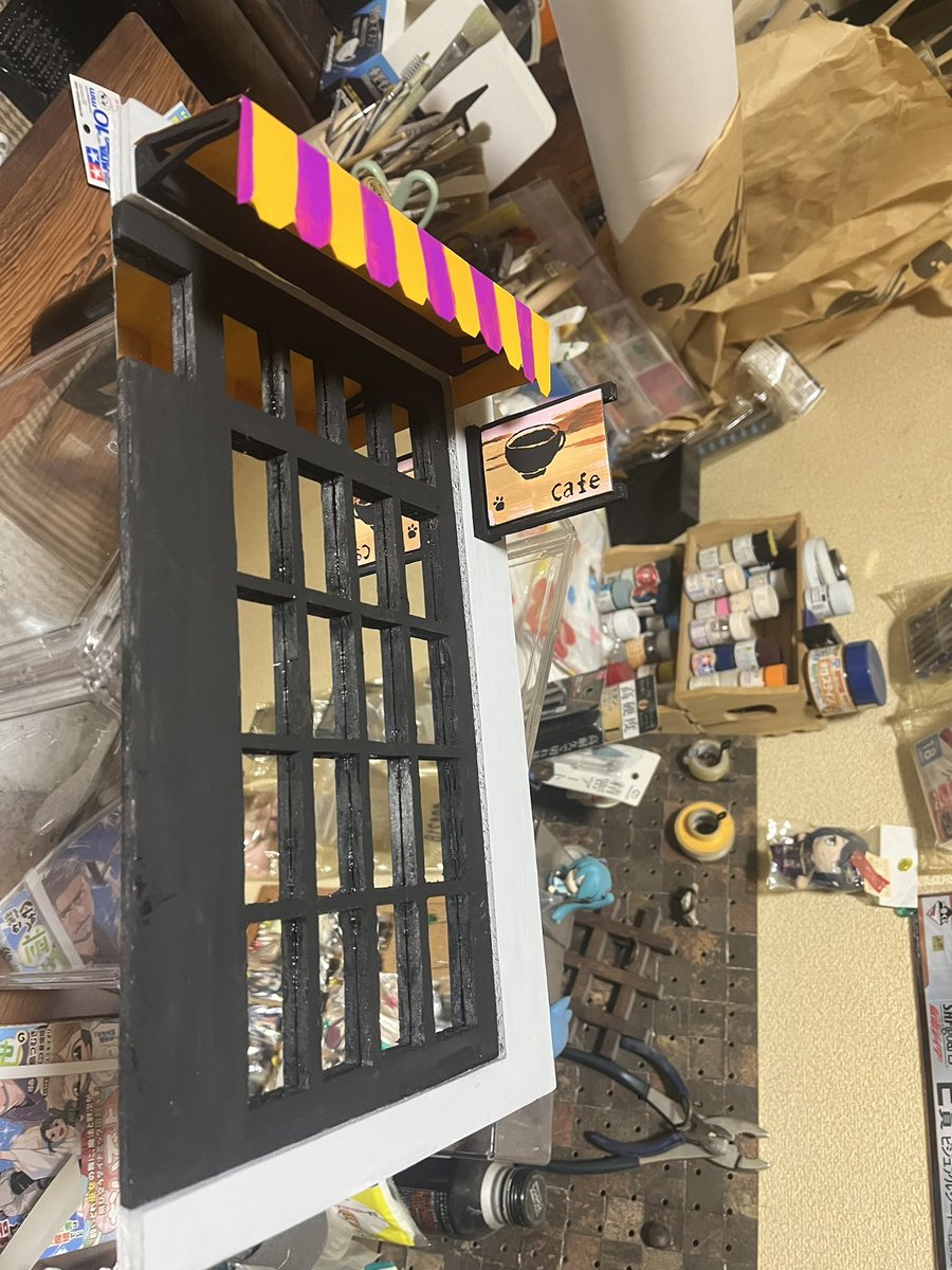 w33O2BVqp1PkpoS's tweet photo. 透明なコレクションケースが寂しいので背景作り。
背面の絵がやっと完成。下手なりに見れるもんになってるはず_:(´ཀ`」 ∠):
参考画を見ながらでも無理なもんは無理っすね笑
あとは左側だけ https://t.co/ATXaPzS5PX