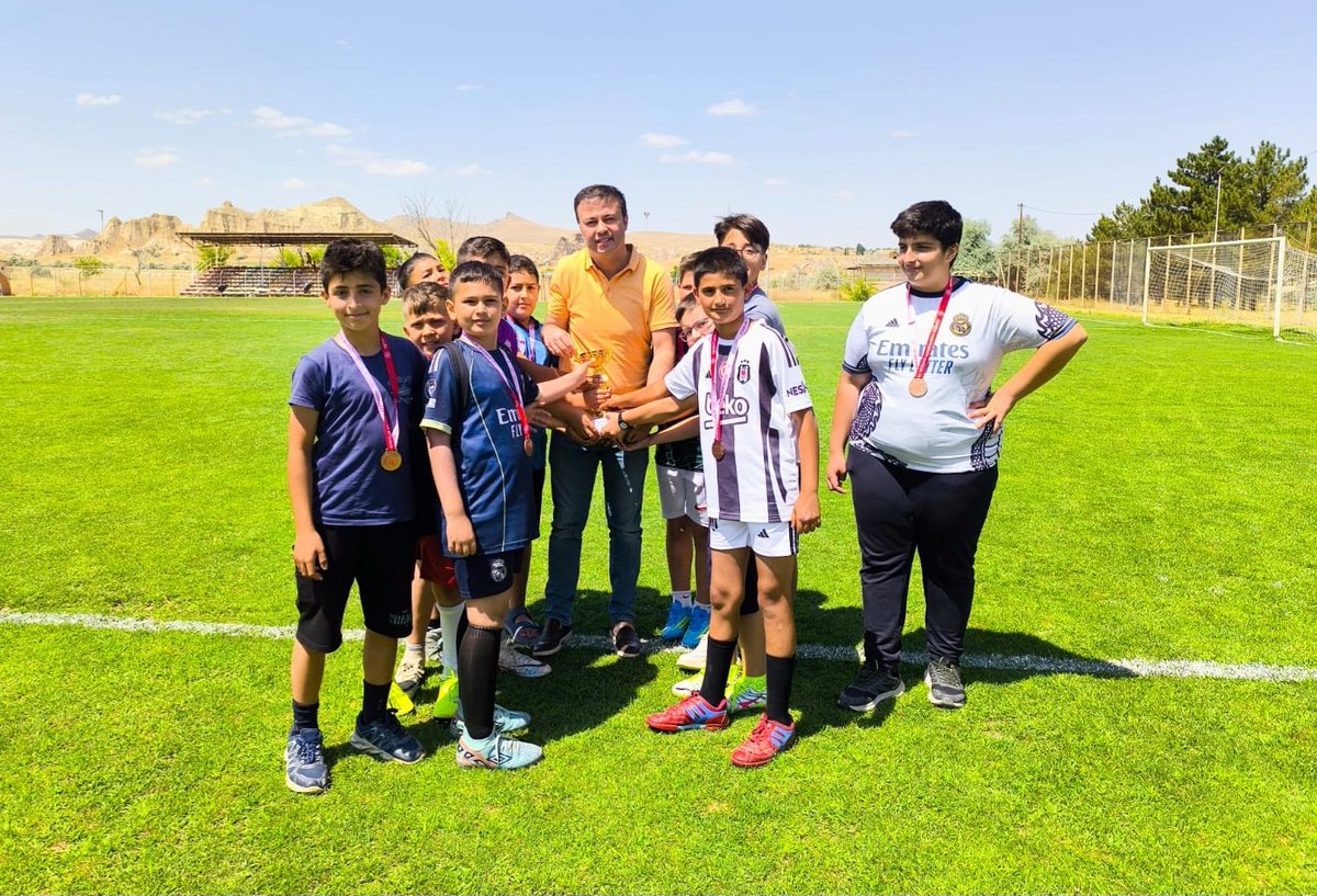 TCAvanos's tweet photo. 🏆 Camiler Arası Futbol Turnuvası Ödül Töreni

Avanos İlçe Müftülüğü ile Avanos Gençlik ve Spor İlçe Müdürlüğü iş birliğinde düzenlenen Camiler Arası Futbol Turnuvası, final müsabakası ve ödül töreniyle sona erdi.
➡️https://t.co/lnBrJj8RLp https://t.co/BHg1brJu1R