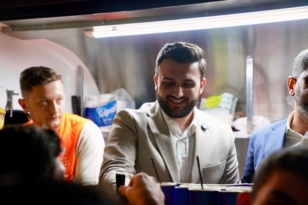 nevzatyucetr's tweet photo. Bu akşam Eyüpsultan’da gençliğin enerjisiyle çok renkli, çok keyifli bir akşam geçirdik.

Waffle Festivali’nde genç arkadaşlarımızla sohbet ettik, muhabbetimizi ikramlarla daha da güzelleştirdik.

Güzel bir yaz akşamında birlikte anılar biriktirdik. İyi ki varsınız! 

@eyupakgenclik
