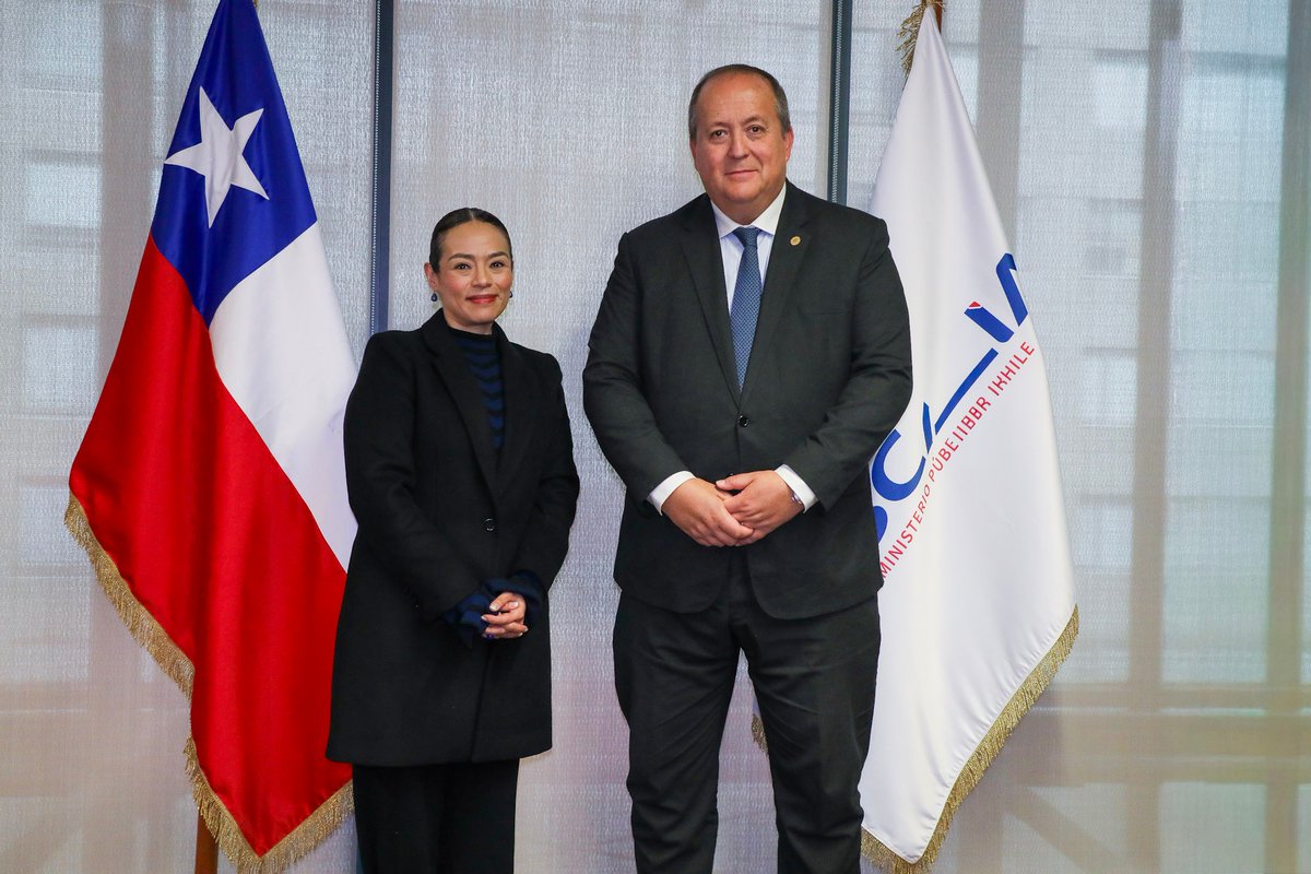 CEJAoficial's tweet photo. 🌎 El diálogo y la cooperación son fundamentales para fortalecer los sistemas de justicia de la región.
El CEJA se reunió con el Fiscal Nacional de Chile, Ángel Valencia, en el marco de las iniciativas de cooperación regional y del trabajo conjunto sobre la persecución penal. https://t.co/Tt3Ltu72vc