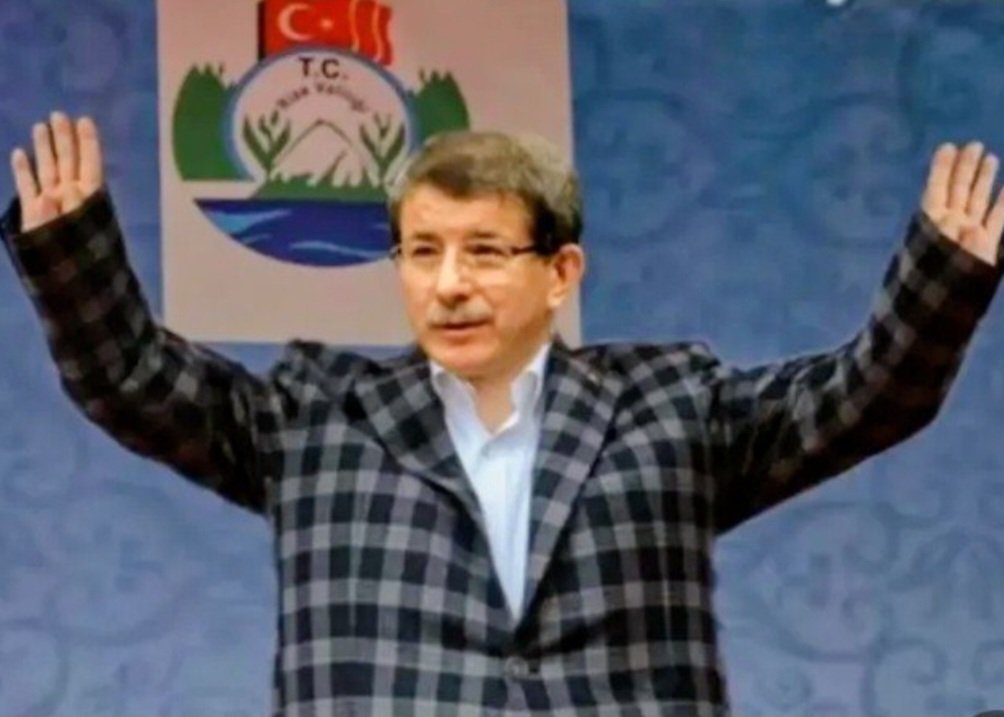 kosovali_82's tweet photo. "Bir selam versem Anadolu'yu ayağa kaldırırım" diyen Ahmet Davutoğlu,o ceket sana bir kaç beden büyüktü.
Git şimdi "stratejik yalnızlık"kitabını yazmaya başla. https://t.co/XUnQUHzOrD