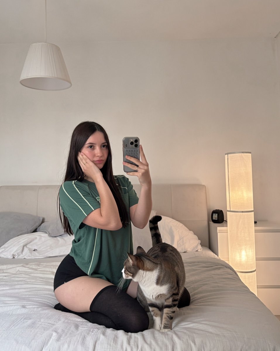 heyabbyyx's tweet photo. okay tell me something interesting https://t.co/J716t6Gzyt