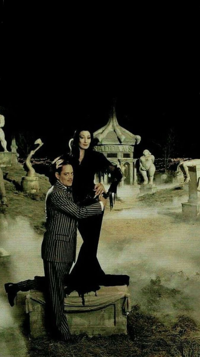 cescapi's tweet photo. Sara e Gabriele al cimitero per il loro date post falò   #temptationisland https://t.co/vccMQFoZ7x