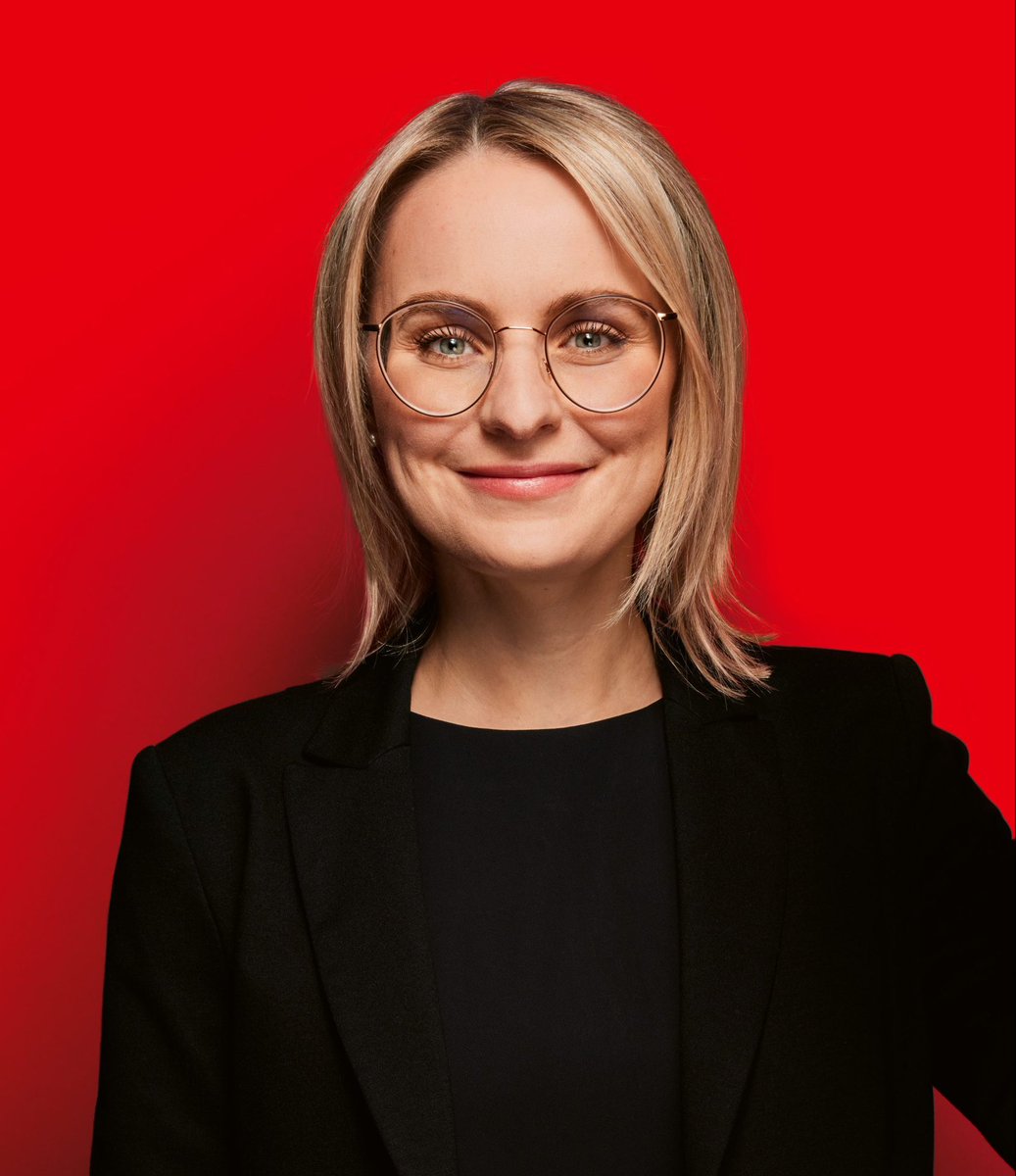 Spreeathen1's tweet photo. Seit Mai 2025 ist SPD-Politikerin Natalie Pawlik (33) die Beauftragte der Bundesregierung für Migration, Flüchtlinge und Integration sowie für Antirassismus. Ursprünglich war der Posten im Bundeskanzleramt angesiedelt, mit Koalitionsbeginn hatte man sich jedoch rechtzeitig in einen SPD-Haushalt gerettet, nämlich den von Arbeitsministerin Bärbel Bas (SPD). 

Wenig verwunderlich also, dass das Budget der Beauftragten im nächsten Jahr nicht etwa sinken soll. Vielmehr plant die Bundesregierung, die Ausgaben von 25,6 Millionen Euro (2025) und 31,3 Millionen Euro (2026) auf nun 31,6 Millionen Euro (2027) steigen zu lassen. 

Der Großteil des Geldes fließt über unterschiedliche Projekte an linke NGOs und Lobbygruppen. Vorgesehen sind laut Haushaltsplanung:
• 9,4 Millionen Euro für „Integrationspolitische Maßnahmen“
• 8 Millionen Euro für „Maßnahmen zur Bekämpfung von Rassismus“
• 2 Millionen Euro für „Dialoge für den gesellschaftlichen Zusammenhalt und zur Extremismusprävention“

Die restlichen 12,2 Millionen Euro frisst tatsächlich der Verwaltungsapparat. Neben allerlei Kleinstposten sind dies:
• 3 Millionen Euro für „Mieten und Pachten“
• 4,3 Millionen Euro für „Bezüge und Nebenleistungen der planmäßigen Beamten“
• 1,7 Millionen Euro für die „Entgelte der Arbeitnehmer“
• 0,75 Millionen Euro für „Öffentlichkeitsarbeit“
• 0,5 Millionen Euro für „Konferenzen, Tagungen, Messen und Ausstellungen“

Interessant sind vor allem die Bezüge der 59 Beamten, die für die Beauftragte arbeiten. Lagen sie 2025 noch bei 2,2 Millionen Euro und in diesem Jahr bei 3,8 Millionen Euro, sollen sie 2027 auf 4,3 Millionen Euro steigen. Die Ausgaben für die Beamten hätten sich damit innerhalb von nur zwei Jahren fast verdoppelt. Die Beauftragtenstelle unter der Ägide von Natalie Pawlik (SPD) ist tatsächlich ein erquicklicher Selbstbedienungsladen für das linke Akademikermilieu.
