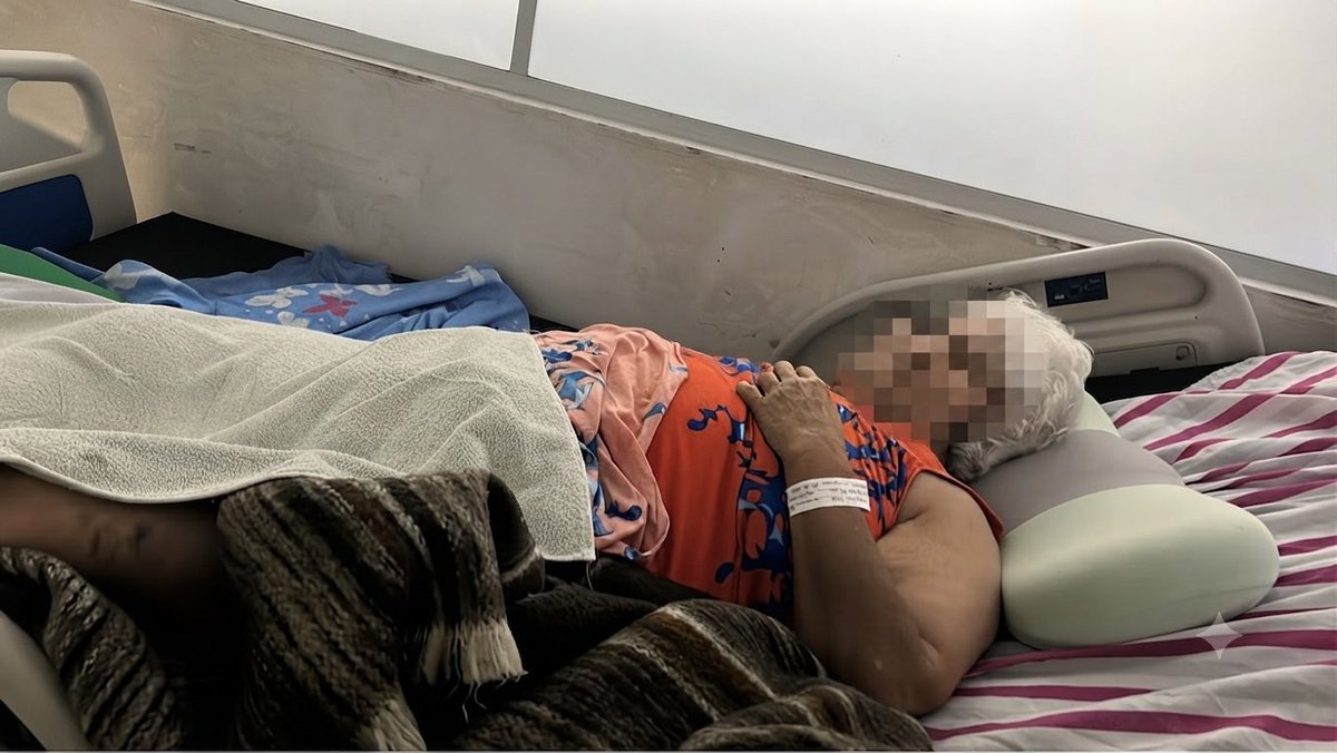Moviporlasalud's tweet photo. 🚨 83 años y una fractura de cadera. Juana  continúa hospitalizada en el Hospital Raúl Orejuela de Palmira esperando una remisión de alta complejidad. La demora de @Coosalud_ pone en riesgo su vida y su recuperación.
¡Exigimos una remisión inmediata! @Supersalud @QuinteroCalle https://t.co/YHhF65Ivrj