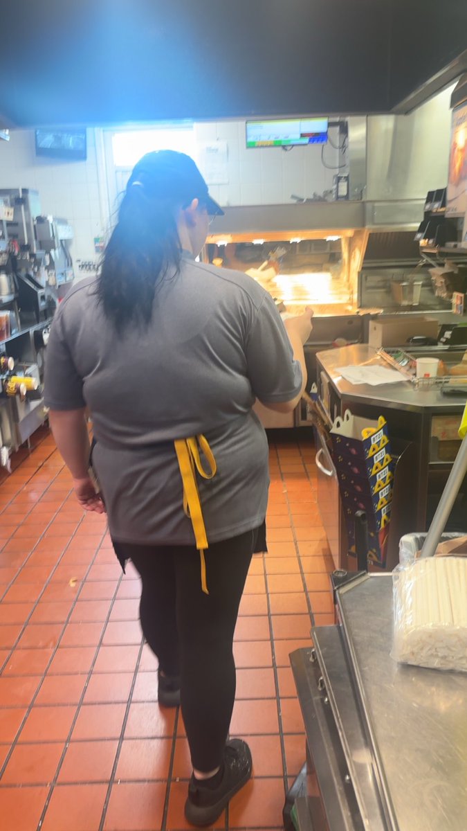tdotyyy's tweet photo. Her fat ass always sayin sum with that wide ass back https://t.co/wp8YtBVDMa