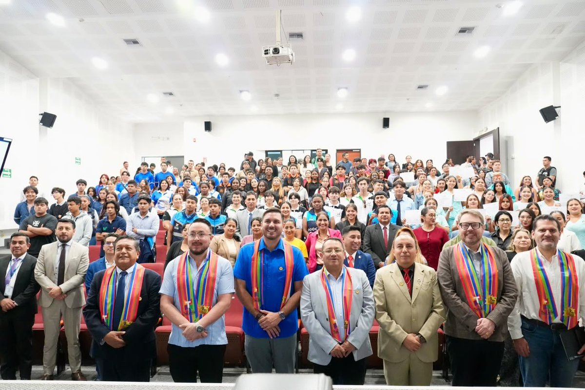 ContraloriaECU's tweet photo. 🏛️ #LaNuevaContraloría | El contralor, Dr. Mauricio Torres, participó en el conversatorio “Inteligencia Artificial, participación ciudadana e innovación pública para el desarrollo territorial y la democracia”, organizado por la @FTCS_Ec en el @IST_TSA_CHILA.

👤 En su ponencia magistral, el Dr. Torres destacó que la IA es una poderosa herramienta para fortalecer el control gubernamental, la transparencia y la integridad pública. Lejos de reemplazar al ser humano, permite procesar grandes volúmenes de datos, identificar riesgos preventivamente y priorizar los casos que requieren revisión.

📈 Además, resaltó el paso de un control reactivo a una gestión proactiva del riesgo, con ejemplos concretos de la CGE como el análisis inteligente de más de 715 mil declaraciones patrimoniales y metodologías transparentes para la graduación de sanciones.