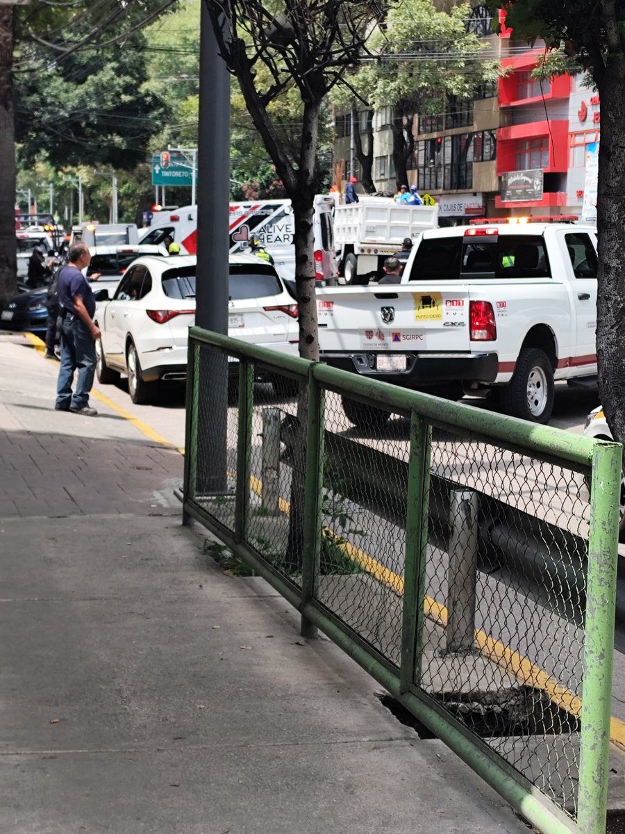 sgalaxya's tweet photo. @telediario @janupi @TapiaFernanda @agabybalderas Las cosas no pasaron así .. el conductor del auto azul resultó muy herido... Llegaron más de veinte elementos de la delegación y patrullas, el que se fue o lo escondieron fue al de la camioneta blanca... Igual una chica en moto resultó lesionada... https://t.co/Ytkcs1pwzu
