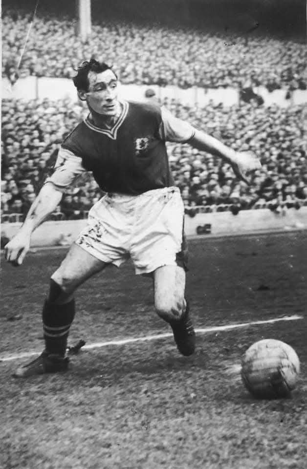 AndrewUllah's tweet photo. Signed for @AVFCOfficial On This Day 1959 Legend Jimmy MacEwan. Sadly missed #JimmyMacEwan #AstonVilla #VillaPark #RaithRovers https://t.co/A1fwKaTDWl
