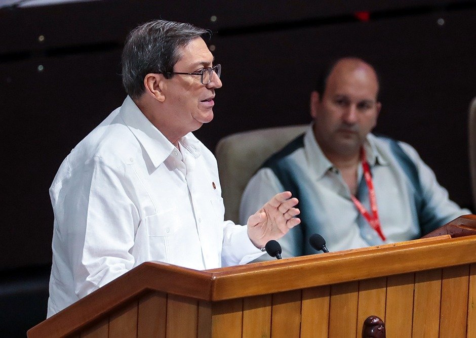BrunoRguezP's tweet photo. #CubaNoEsUnaAmenaza para #EEUU, ni desea ser un adversario o un enemigo. 

Nuestra vocación es de paz, como consta en las relaciones que disfrutamos con la comunidad internacional.  

Nuestro compromiso es con el pueblo cubano. Tenemos el deber de rechazar la agresión que lo castiga y amenaza, y el derecho a defendernos.

Seguimos aspirando a la posibilidad eventual de una relación respetuosa y constructiva con nuestro vecino del Norte y a dar pasos que conduzcan en esa dirección, siempre con el respeto a los derechos y prerrogativas soberanas de cada parte, que es como se conducen las relaciones entre los Estados.