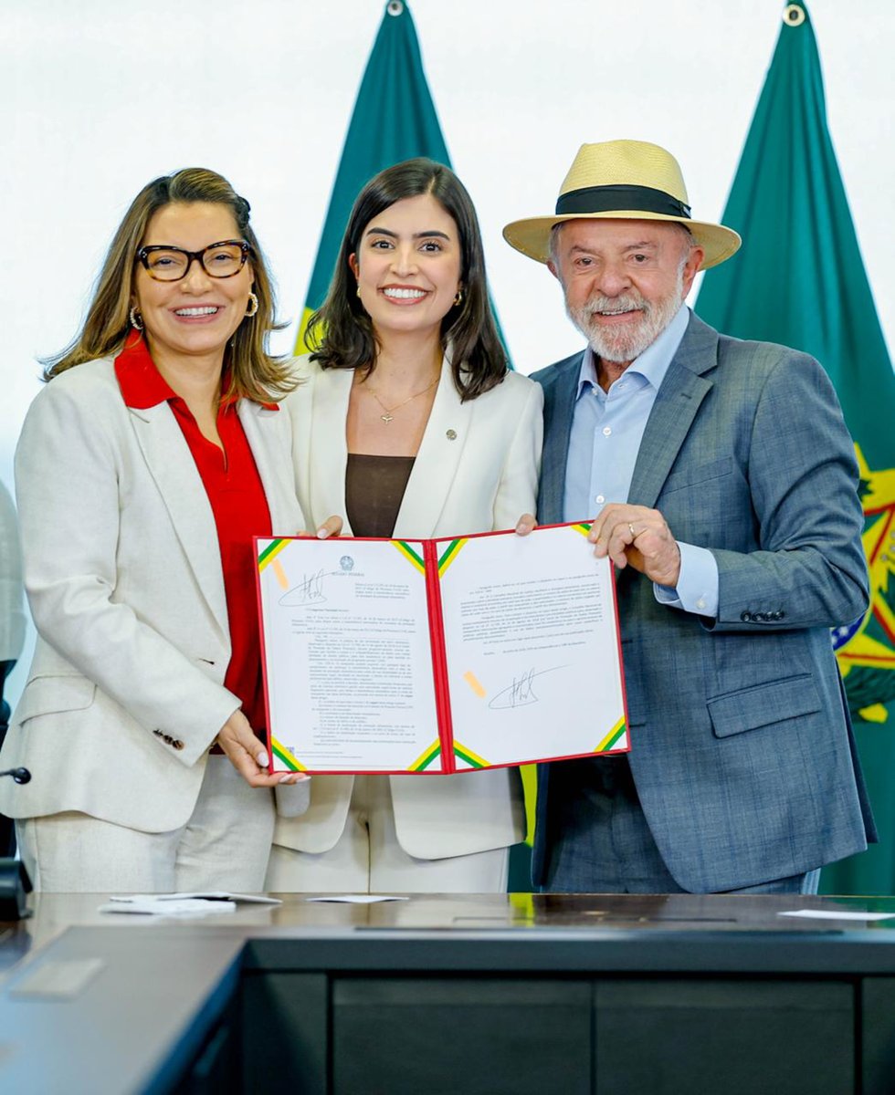 eixopolitico's tweet photo. 🇧🇷 Presidente Lula sanciona lei que cria o "Pix Pensão", projeto da deputada Tabata Amaral que torna automática a transferência de pensão alimentícia via Pix.

Hoje, o desconto automático só existe para devedores com carteira assinada; sem vínculo formal, é preciso acionar a Justiça a cada atraso. Pela nova lei, após decisão judicial, os bancos passam a debitar mensalmente o valor direto da conta do devedor.