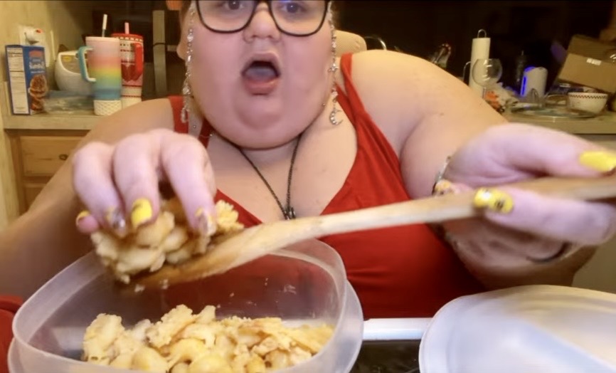 fatkid_cool's tweet photo. Who the fuck dishes out mac &amp; cheese like this? So gross. #Quirkyloverosee #QLR #Roz #Remmy #Lee #RemiLee #rEmily #GorlWorld #LolCow #ai https://t.co/8MA7VQPr6T