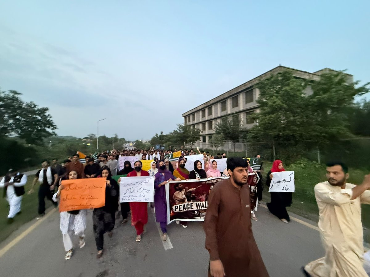 Guruu_Context's tweet photo. A peace walk and candlelight vigil were held at Quaid Azam University Islamabad, in memory of Shaheed Osama Jameel. The Students' Council called for peace, justice, and respect for the rights of the people of Kashmir. #PeaceForKashmir #Kashmirisbleeding #مزاحمت_سے_انقلاب_آئے_گا https://t.co/5NLCiyYOZ6