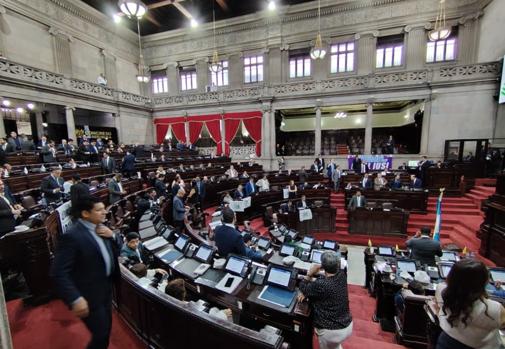 EmisorasUnidas's tweet photo. #AHORA Queda improbada, con únicamente 27 votos a favor, la enmienda a la ley del IUSI que buscaba una reforma para que el pago sea 3 por millar. Y con 121 votos a favor queda aprobada la enmienda para las reformas del IUSI en la cual quedaría en 0 % el pago del IUSI para las viviendas y 9 por millar en el caso de bienes inmuebles de uso comercial. Con 121 votos a favor, queda en firme el artículo 1, que contiene la enmienda | Vía Dayana Rashon | Foto: @noel_solis