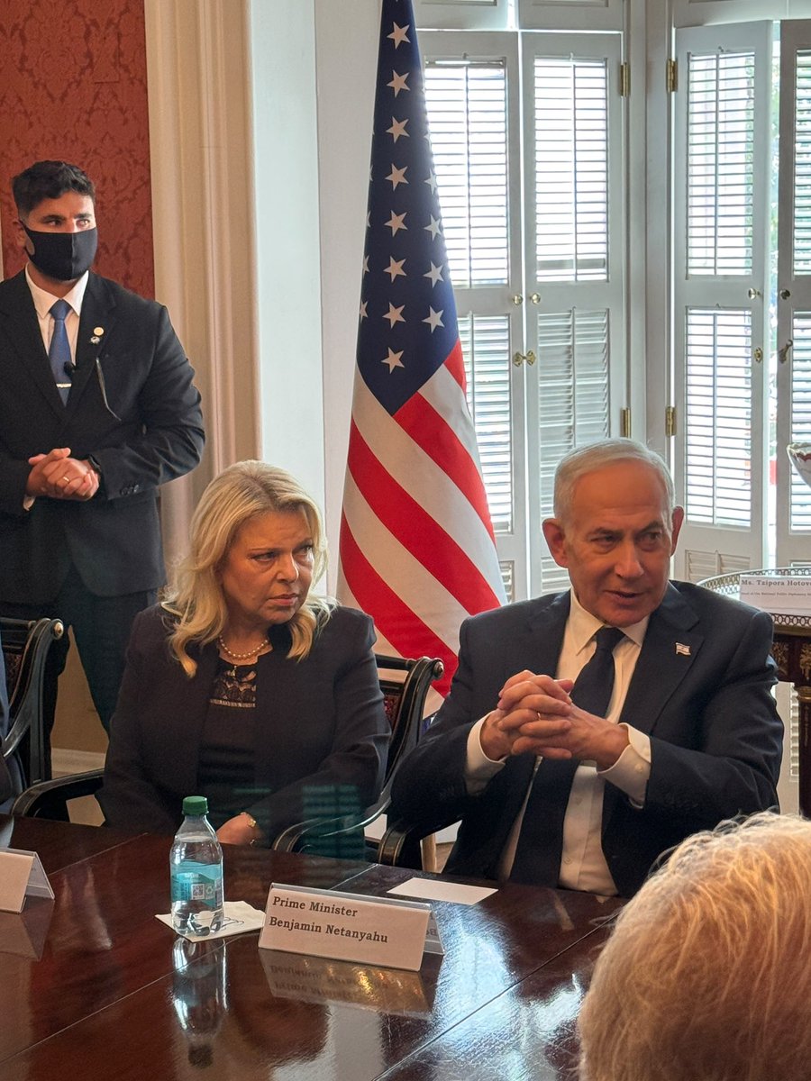 BolsonaroSP's tweet photo. 🇺🇸 🇮🇱 SATISFAÇÃO REENCONTRAR BENJAMIN NETANYAHU

Hoje tive a honra de reencontrar o Primeiro-Ministro de Israel, Benjamin @netanyahu , e sua esposa, Sarah Netanyahu, na histórica Blair House, residência oficial reservada aos convidados de honra dos presidentes dos EUA.

O encontro aconteceu durante uma reunião com líderes evangélicos. Além de reflexões sobre os desafios atuais, houve um momento de oração, perguntas sobre a saúde de @jairbolsonaro e a eleição de @flaviobolsonaro.

A Blair House também guarda uma lembrança especial para mim. Foi lá que meu pai se hospedou em sua primeira visita oficial aos EUA, em março de 2019. Naquela ocasião, ao lado de Filipe Martins, conheci Matt Schlapp, CEO do CPAC, encontro que abriu caminho para levar o maior evento conservador do mundo ao Brasil.

Foram tempos em que o Brasil caminhava ao lado das grandes democracias ocidentais, fortalecendo sua parceria com os Estados Unidos e Israel. Tenho convicção de que esses dias voltarão. E não falta muito.