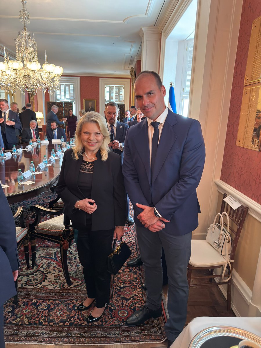 BolsonaroSP's tweet photo. 🇺🇸 🇮🇱 SATISFAÇÃO REENCONTRAR BENJAMIN NETANYAHU

Hoje tive a honra de reencontrar o Primeiro-Ministro de Israel, Benjamin @netanyahu , e sua esposa, Sarah Netanyahu, na histórica Blair House, residência oficial reservada aos convidados de honra dos presidentes dos EUA.

O encontro aconteceu durante uma reunião com líderes evangélicos. Além de reflexões sobre os desafios atuais, houve um momento de oração, perguntas sobre a saúde de @jairbolsonaro e a eleição de @flaviobolsonaro.

A Blair House também guarda uma lembrança especial para mim. Foi lá que meu pai se hospedou em sua primeira visita oficial aos EUA, em março de 2019. Naquela ocasião, ao lado de Filipe Martins, conheci Matt Schlapp, CEO do CPAC, encontro que abriu caminho para levar o maior evento conservador do mundo ao Brasil.

Foram tempos em que o Brasil caminhava ao lado das grandes democracias ocidentais, fortalecendo sua parceria com os Estados Unidos e Israel. Tenho convicção de que esses dias voltarão. E não falta muito.