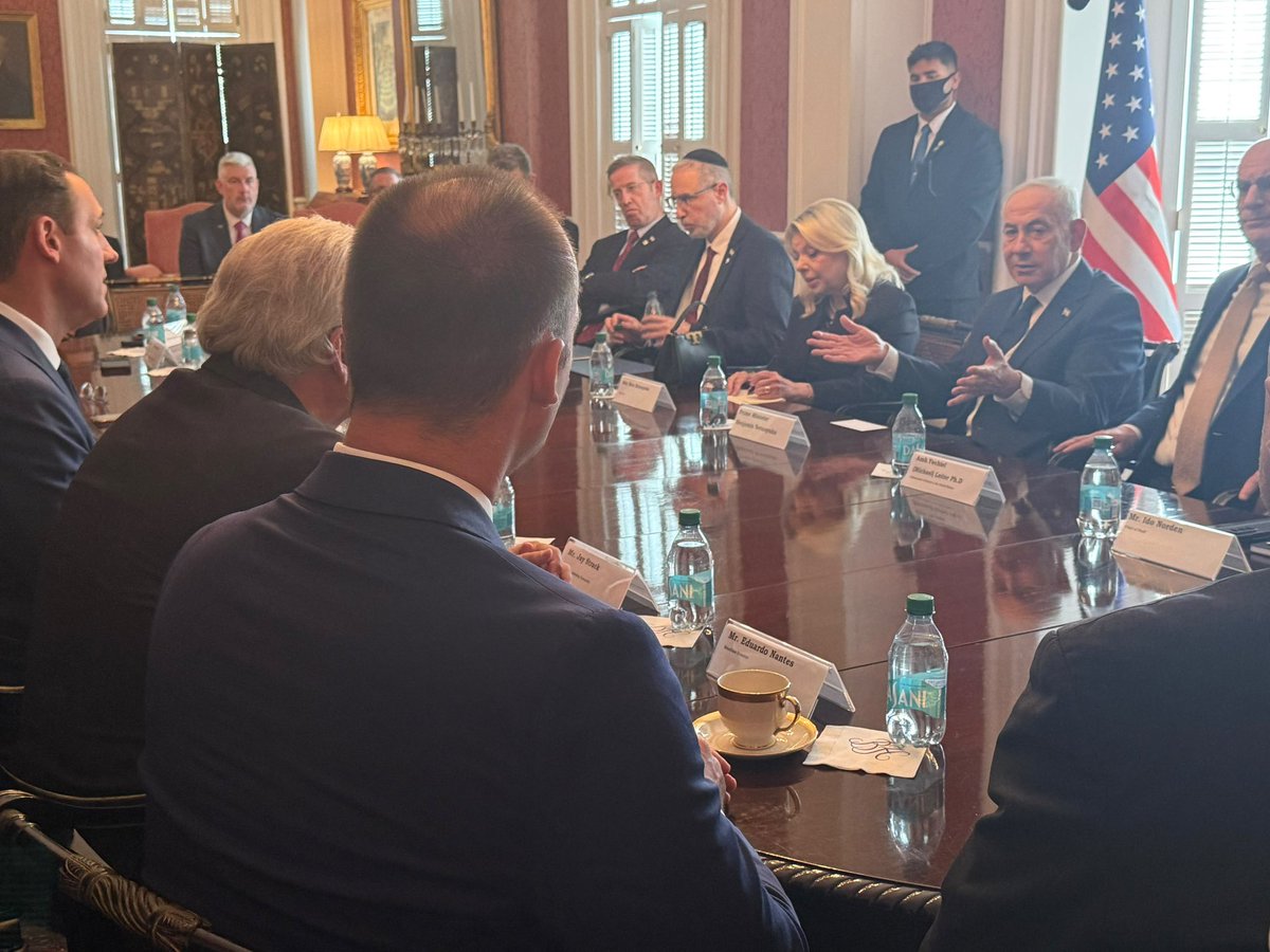BolsonaroSP's tweet photo. 🇺🇸 🇮🇱 SATISFAÇÃO REENCONTRAR BENJAMIN NETANYAHU

Hoje tive a honra de reencontrar o Primeiro-Ministro de Israel, Benjamin @netanyahu , e sua esposa, Sarah Netanyahu, na histórica Blair House, residência oficial reservada aos convidados de honra dos presidentes dos EUA.

O encontro aconteceu durante uma reunião com líderes evangélicos. Além de reflexões sobre os desafios atuais, houve um momento de oração, perguntas sobre a saúde de @jairbolsonaro e a eleição de @flaviobolsonaro.

A Blair House também guarda uma lembrança especial para mim. Foi lá que meu pai se hospedou em sua primeira visita oficial aos EUA, em março de 2019. Naquela ocasião, ao lado de Filipe Martins, conheci Matt Schlapp, CEO do CPAC, encontro que abriu caminho para levar o maior evento conservador do mundo ao Brasil.

Foram tempos em que o Brasil caminhava ao lado das grandes democracias ocidentais, fortalecendo sua parceria com os Estados Unidos e Israel. Tenho convicção de que esses dias voltarão. E não falta muito.