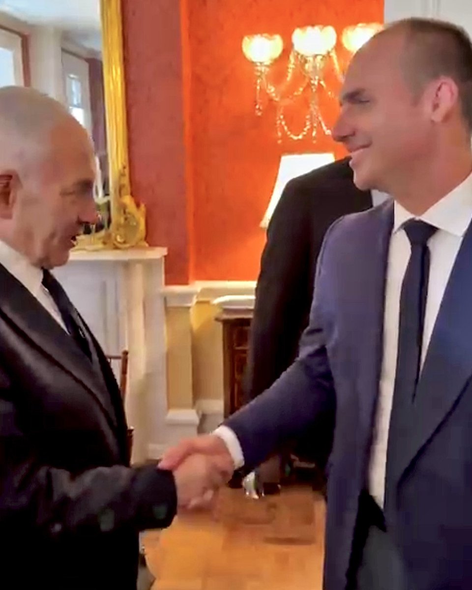BolsonaroSP's tweet photo. 🇺🇸 🇮🇱 SATISFAÇÃO REENCONTRAR BENJAMIN NETANYAHU

Hoje tive a honra de reencontrar o Primeiro-Ministro de Israel, Benjamin @netanyahu , e sua esposa, Sarah Netanyahu, na histórica Blair House, residência oficial reservada aos convidados de honra dos presidentes dos EUA.

O encontro aconteceu durante uma reunião com líderes evangélicos. Além de reflexões sobre os desafios atuais, houve um momento de oração, perguntas sobre a saúde de @jairbolsonaro e a eleição de @flaviobolsonaro.

A Blair House também guarda uma lembrança especial para mim. Foi lá que meu pai se hospedou em sua primeira visita oficial aos EUA, em março de 2019. Naquela ocasião, ao lado de Filipe Martins, conheci Matt Schlapp, CEO do CPAC, encontro que abriu caminho para levar o maior evento conservador do mundo ao Brasil.

Foram tempos em que o Brasil caminhava ao lado das grandes democracias ocidentais, fortalecendo sua parceria com os Estados Unidos e Israel. Tenho convicção de que esses dias voltarão. E não falta muito.