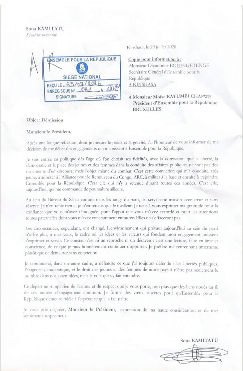 michombero's tweet photo. #RDC🇨🇩 : Sona Kamitatu démissionne d’Ensemble pour la République

La sénatrice Sona Kamitatu a annoncé, mercredi 29 juillet, sa démission du parti Ensemble pour la République, dans une lettre adressée à son président, Moïse Katumbi.

Dans cette correspondance, l’élue affirme avoir pris cette décision « après une longue réflexion », estimant que le contexte actuel au sein de la formation politique ne lui permet plus de défendre les valeurs qui ont motivé son engagement. « Je préfère me retirer sans amertume plutôt que de demeurer sans conviction », écrit-elle.

Tout en remerciant Moïse Katumbi pour la confiance et le soutien dont elle dit avoir bénéfici�� durant son parcours au sein du parti, Sona Kamitatu assure qu’elle poursuivra son engagement politique dans « un autre cadre », avec pour priorités la défense des libertés publiques, de la démocratie ainsi que de la participation des jeunes et des femmes à la vie publique.