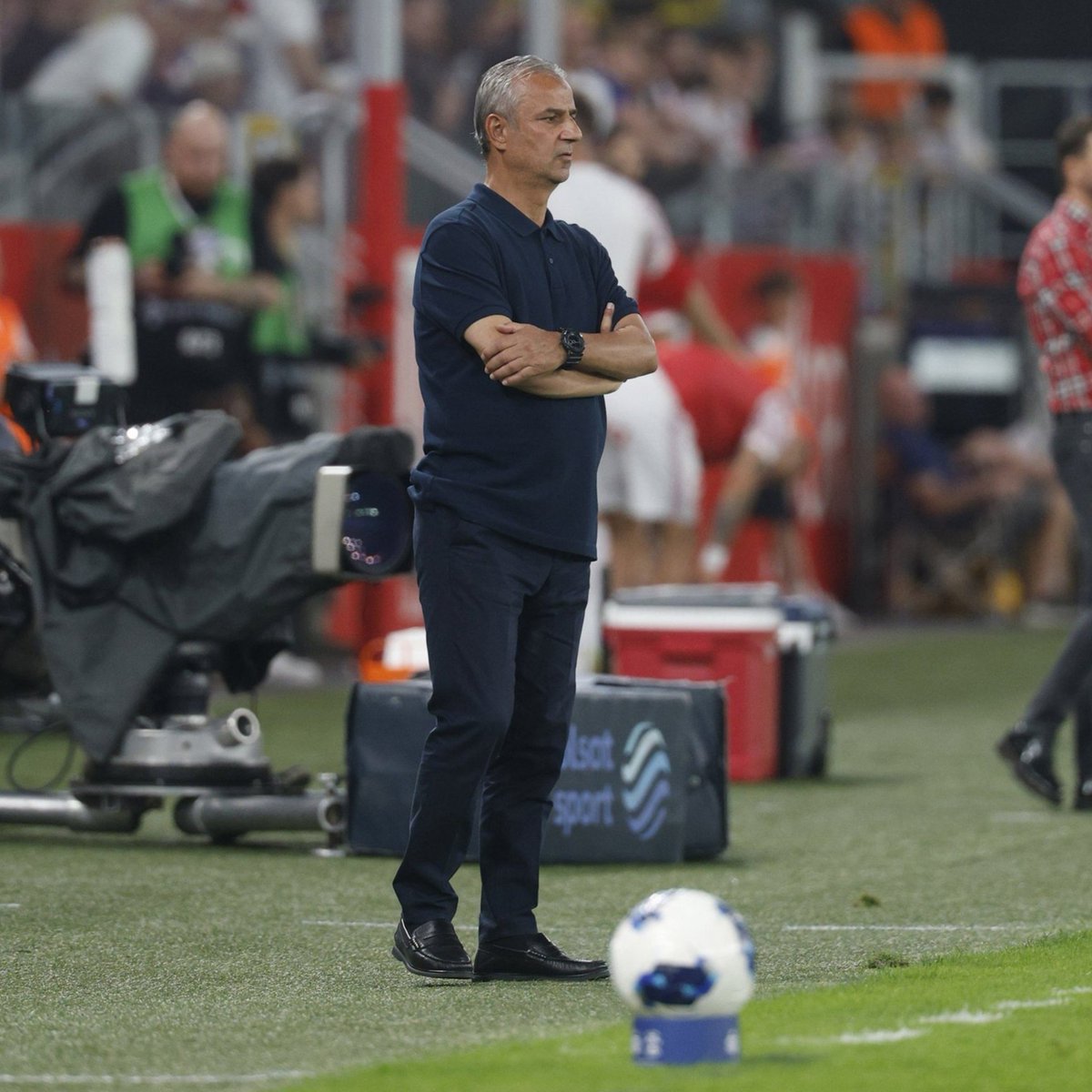 populicc's tweet photo. Fenerbahçe teknik direktörü İsmail Kartal ile Gornik Zarbze teknik direktörü Michal Gasparik'in kombinleri karşılaştırıldı. https://t.co/DGBJpXIHdS