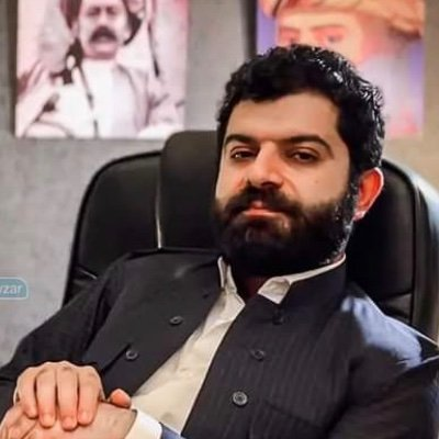 trhaber_com's tweet photo. Iraklı yorumcu Dana Nawzar Jaf:

▪️ Türkiye’nin yeni ana seküler muhalefet partisi "Yeni Parti"nin lideri, etrafındaki kalabalığın ilgisi arasında abdest alıyor.

▪️ Türkiye hakkında biraz olsun bilgi sahibi olanlarımız, bu sembolizmin ne kadar büyük bir anlam taşıdığını fark edecektir.

▪️ Yıllar boyunca Erdoğan’a yönelik ana eleştiri noktası onun dindar olmasıydı. 

▪️ Türkiye ekonomisinin zirvede olduğu dönemlerde bile, toplumun en az yüzde 30’u sırf namaz kılan ve alkol kullanmayan biri olduğu için onu hırsla reddediyordu.

▪️ Bir Türk gazetecinin bir zamanlar şöyle dediğini hatırlıyorum: "Erdoğan hayatında bir kez bile bira içmiş olsaydı, mükemmel bir başbakan olurdu."

▪️ Uzun yıllar boyunca Türkiye’deki İslamcı siyasetçiler sekülermiş gibi davranmak zorunda kaldı. 

▪️ Bunu, sekülerlerin "Biz de dindarız ama dini siyasete alet etmeye inanmıyoruz" dedikleri isteksiz bir dönem izledi.

▪️ Şimdiyse İslam’ı, bölgedeki en İslamcı gruptan bile daha fazla kullanıyorlar.

▪️ Ancak Erdoğan’ın bir zamanlar haklı olarak belirttiği gibi: "Biz dini yaşarız, tüccarlığını siz yapıyorsunuz." 

▪️ Bu ifadenin birebir bir İngilizce karşılığı olmasa da şu şekilde özetlenebilir: İslamcılar oy kazanmak için inançlıymış gibi yapmazlar; İslam onların varlık sebebidir. 

▪️ Fakat her seçim döneminde dini pozlar veren ve camileri hatırlayan sekülerler, aslında İslam’ı siyasi çıkarları için kullanan asıl kesimdir."