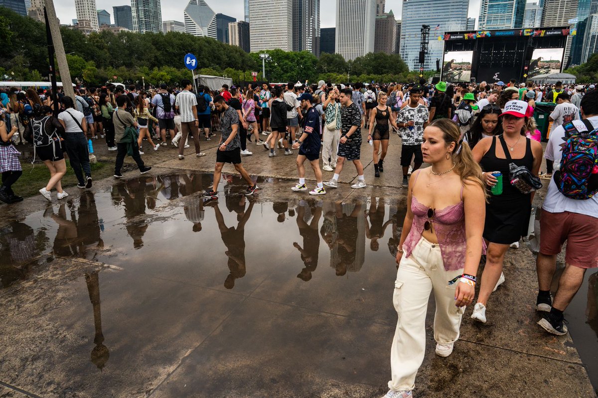 BlockClubCHI's tweet photo. It’ll be a soggy Lollapalooza with storms in the forecast. https://t.co/YHzkbtX0RM https://t.co/YSHBZLHqU7