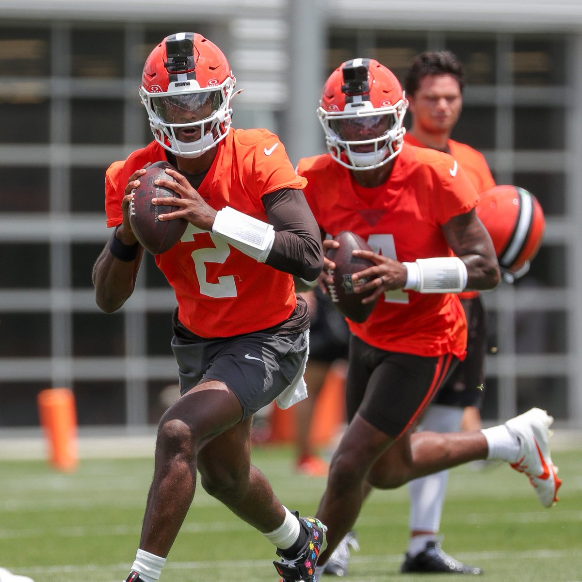 Underdog's tweet photo. Browns QB tracker from day 1 of training camp, per @ESPNCleveland 

Shedeur Sanders: 16/19, 0 TD, 0 INT
Deshaun Watson: 12/22, 0 TD, 2 INT
Dillon Gabriel: 7/9, 0 TD, 1 INT

Each QB performed in 7/7 and 11/11 drills. https://t.co/3pRSfqNi0h