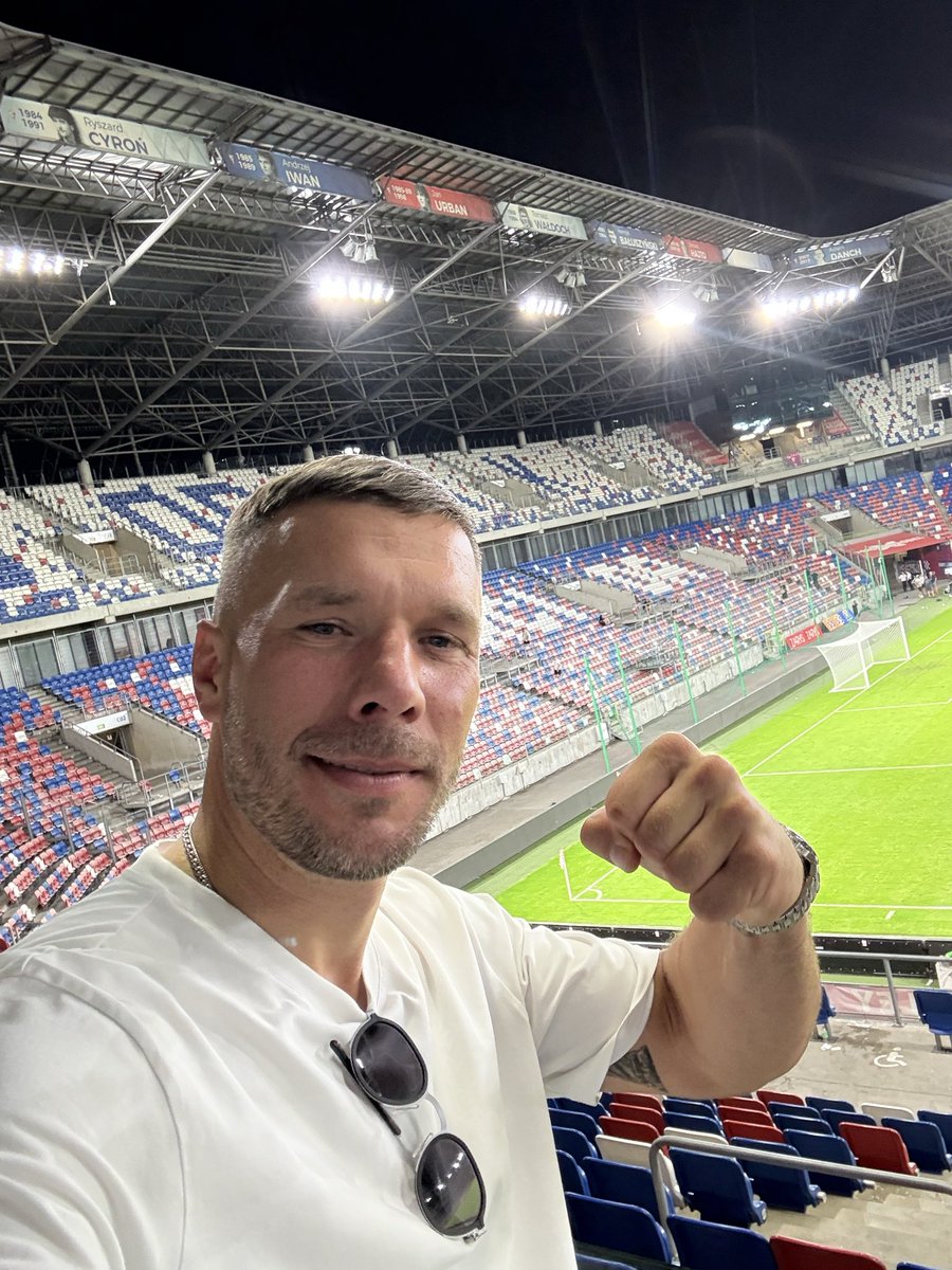 Lukas-Podolski.com tweet media
