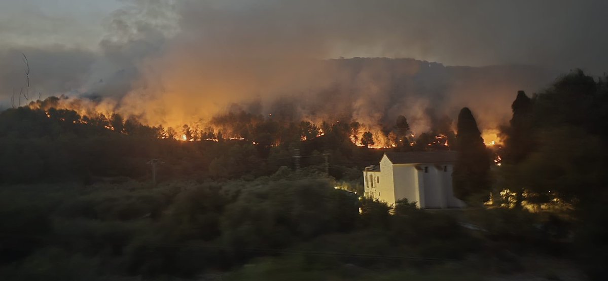 EnriqueTenaTV's tweet photo. Nit complicada, #Artana i #Eslida no podem dormir… L'ermita de Santa Cristina, a 2km d'Artana està així … 💔🔥 
#IFLaVallDUixó #SerradEspadà
Ací em passat tota la infància, fa una setmana la romeria… https://t.co/N6P8rK365K