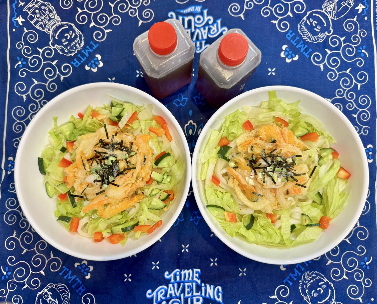 kashikashi299's tweet photo. おはようございます(^○^)

今日の  #お弁当 は
サラダぶっかけうどん！🥗
かき揚げは玉ねぎ🧅人参🥕かぼちゃ🎃
エビ🦐の手作りです✨
シャキシャキ野菜とつゆの組み合わせで、
さっぱりツルッといただけそうです😋
今日もぼちぼち頑張ります💪 https://t.co/CUYUnsvj1G