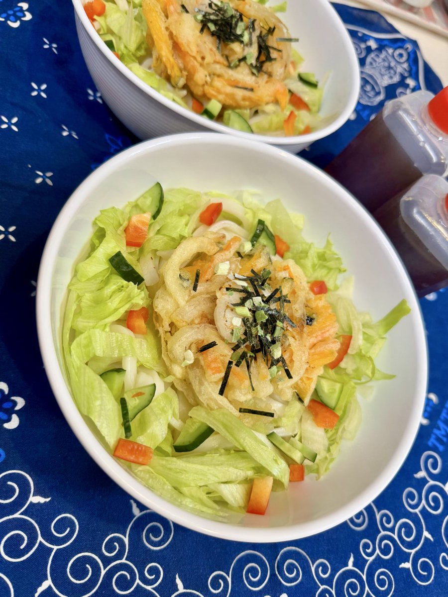 kashikashi299's tweet photo. おはようございます(^○^)

今日の  #お弁当 は
サラダぶっかけうどん！🥗
かき揚げは玉ねぎ🧅人参🥕かぼちゃ🎃
エビ🦐の手作りです✨
シャキシャキ野菜とつゆの組み合わせで、
さっぱりツルッといただけそうです😋
今日もぼちぼち頑張ります💪 https://t.co/CUYUnsvj1G