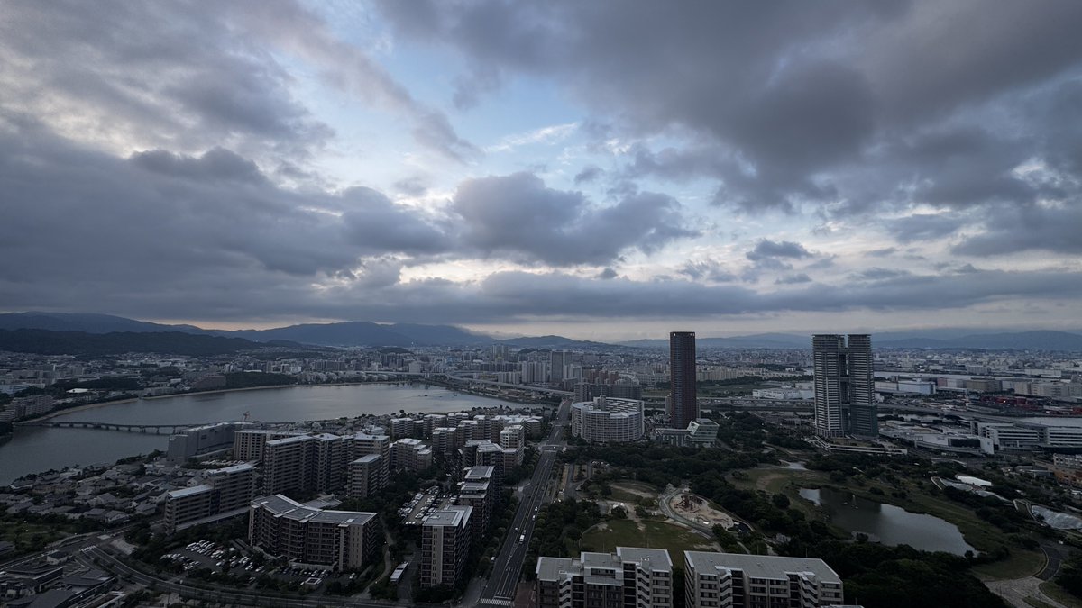 moritouch_'s tweet photo. おはよう、アイランドシティ🌞

福岡の今朝はくもり☁️ 気温は28℃🌡️

厚い雲の切れ間から、少しだけのぞく青空。

今日も楽しんでいきましょうー😆

#イマソラ https://t.co/PRm6xiksnr