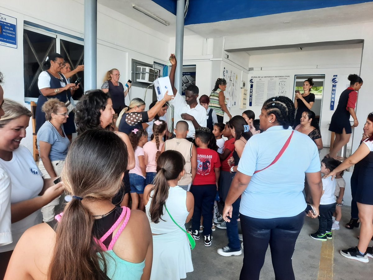 Yanileysd's tweet photo. 👉 Evento cultural para los niños pintado de azul en @ETECSA_Cuba 
#Mayabeque 
#EtecsaTeAcompaña https://t.co/Y2EgCzfEdX