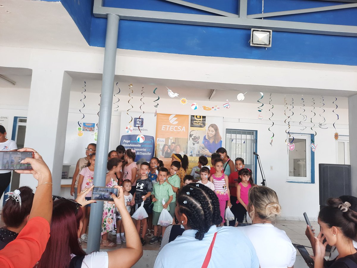 Yanileysd's tweet photo. 👉 Evento cultural para los niños pintado de azul en @ETECSA_Cuba 
#Mayabeque 
#EtecsaTeAcompaña https://t.co/Y2EgCzfEdX