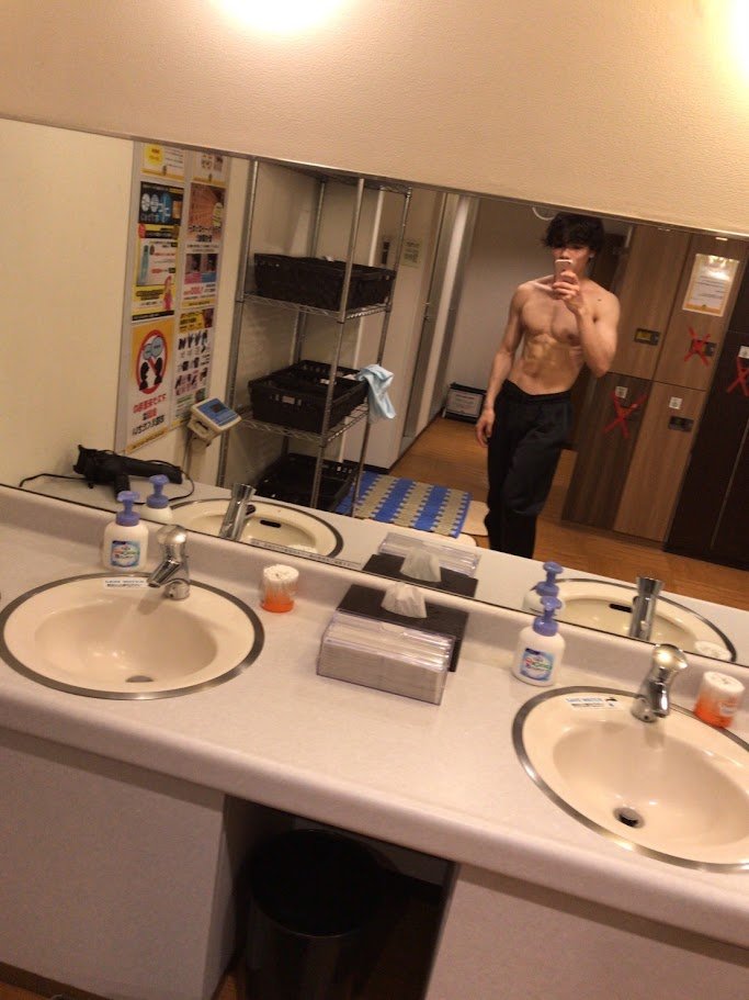 spltn52's tweet photo. ムキムキの友達がゲイ向けのお店で面接落ちてた。よく言われる「男でも体売れるだろ❗️」って、そうは言っても需要に雲泥の差があるよね？ https://t.co/b1vHJC8S1t