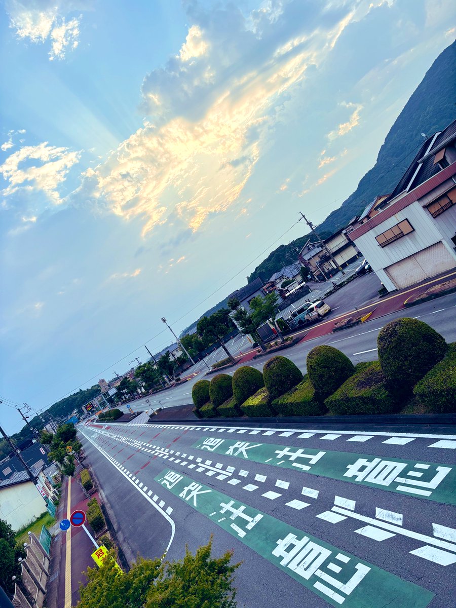 crocus0046_vrc's tweet photo. 冷笑散歩、気温上昇に伴い終了へ────

空が綺麗な回は神回 https://t.co/b0ku8CUcSQ