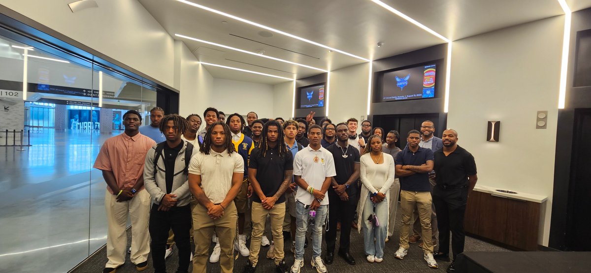JCSUFootball's tweet photo. Great opportunity for freshman PASS athletes to visit with the Charlotte Hornets. A great tour &amp; minority panel from various departments. Our players learned a lot, asked great questions &amp; extended their network for internships &amp; other opportunities. 
#EVERYTH1NGEVERYDAY
#JCSU https://t.co/dnXm3FPnIk