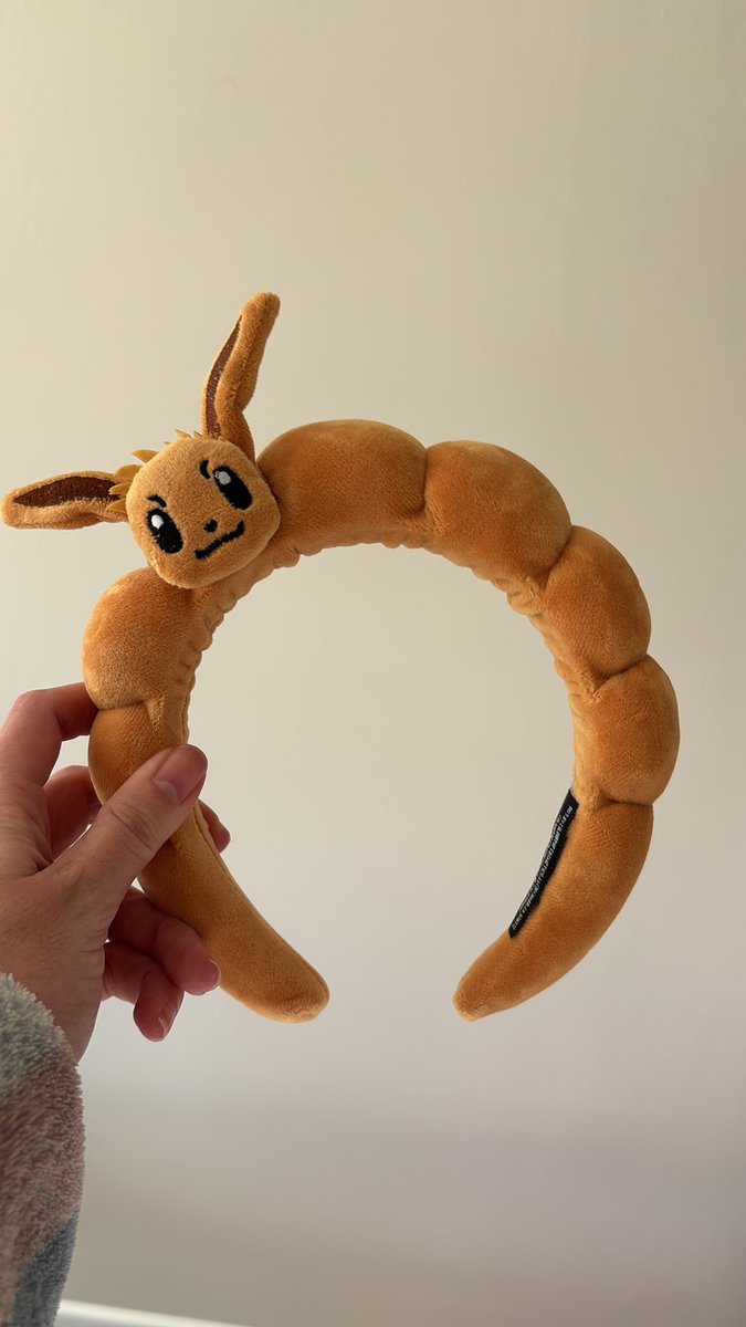 squigyy's tweet photo. Do I wear make up much these days? No. But I have a love for eevee so of course I had to buy @ColourPopCo eevee collab! Could only afford two things cause shipping to nz suuuucks. But I looooveeeeee https://t.co/J3KEV1EmYS