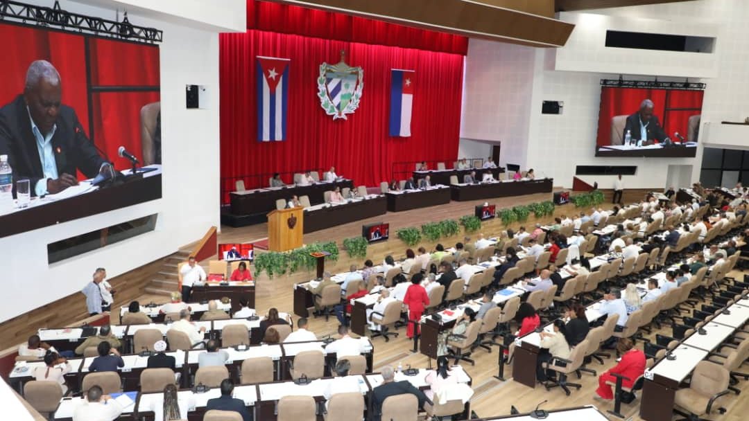 DrRobertoMOjeda's tweet photo. En la @AsambleaCuba debatimos sobre la implementación de las transformaciones económicas que buscan modernizar la economía cubana sin renunciar al socialismo, en medio de un contexto desafiante caracterizado por la escalada de la agresión imperial. #PoderPopular #Cuba https://t.co/65yl9HExOM