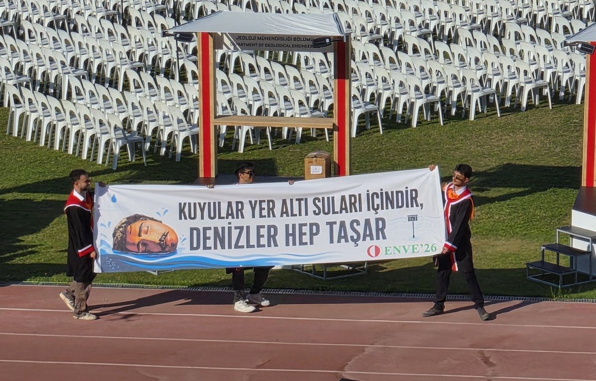 elifcongur's tweet photo. deniz. https://t.co/5bCQOIIK9x