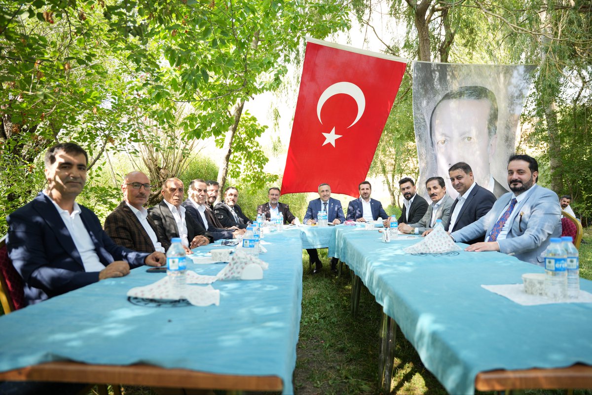 AK_PartiVan's tweet photo. İlim ve irfanın membaı olan, çok sayıda âlim yetiştirip ilme ve irfana ışık tutan, tarihi değerleri ve muhteşem doğasıyla göz doldurup gönül ferahlatan Bahçesaray ilçemizde, İl Başkanımız Abdulahat Arvas’ın başkanlığında, Bahçesaray İlçe Başkanımız Cumali Sabırlı’nın ev sahipliğinde ilçe başkanları toplantımızı gerçekleştirdik.

İlçe başkanlarımızla birlikte verimli istişarelerde bulunduk. Nazik ev sahipliği ve misafirperverliğinden dolayı İlçe Başkanımız Cumali Sabırlı’ya teşekkür ediyoruz.
@akparti
@abuyukgumus 
@MustafaAlkayis 
@Recep_ayd25