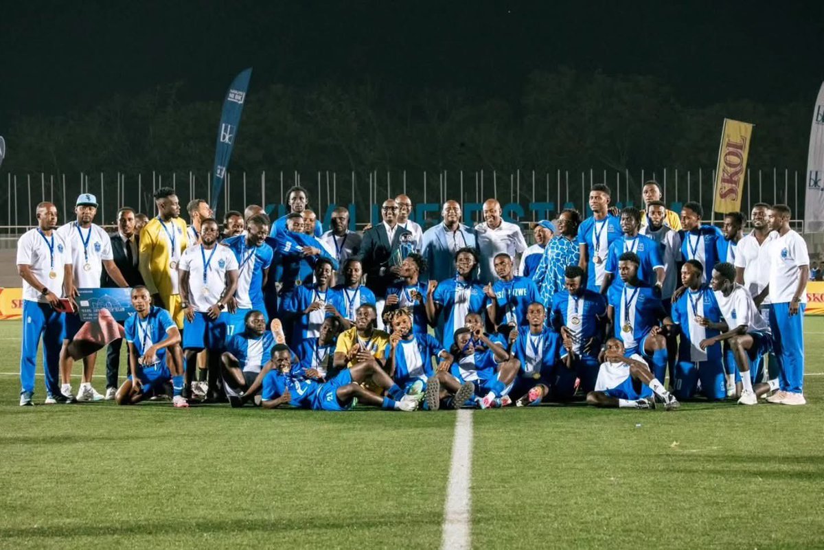 merardmp's tweet photo. @rayon_sports  ni yo kipe ikunzwe kurusha izindi mu Rwanda, nk’uko igisigo "Indyoheshabirayi" ari cyo cyamamaye cyane mu masomo y’Ikinyarwanda!

Ahari Rayon ni yo Ndyoheshabirayi Padiri Alexis Kagame yashakaga kuvuga, twe ntitubimenye! Ngo igeze i Nyanza, abatware baravugishwa; igeze ku Kivumu bati: “Ni nka tank!” Naho igeze i Nyarugenge, indangamirwa zisohoka mu mazu, zigwirirana zije kwakira Gikundiro mu murwa! 😂🔵⚪️

#Gikundiro #RayonSports