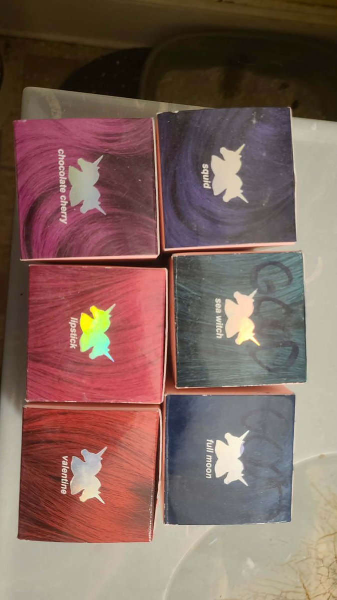 jk_lamour's tweet photo. My roots are showing and it's time for a transformation… 🔮🎨 Bet you can't guess which colors I'm choosing this time 😈 First person to get it right gets a little surprise 👑💋 Drop your guesses below 👇😘 https://t.co/FnOzaj7qA6