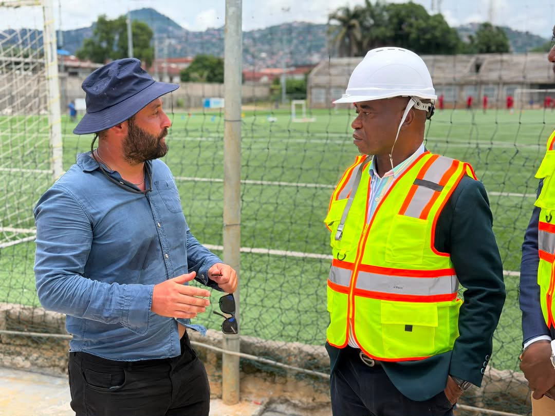 MohamedAbuCont5's tweet photo. The Sierra Leone Football Association (SLFA) President, Babadi Kamara, has inspected the ongoing construction of the 𝐬𝐭𝐚𝐭𝐞-𝐨𝐟-𝐭𝐡𝐞-𝐚𝐫𝐭 𝟒𝟑𝟓-𝐬𝐞𝐚𝐭𝐞𝐫 𝐩𝐚𝐯𝐢𝐥𝐢𝐨𝐧 at the SLFA Football Academy in Kingtom, reaffirming his unwavering commitment.
@SLFA_sl https://t.co/kvZ2pDRYML