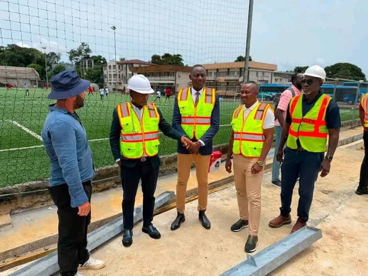 MohamedAbuCont5's tweet photo. The Sierra Leone Football Association (SLFA) President, Babadi Kamara, has inspected the ongoing construction of the 𝐬𝐭𝐚𝐭𝐞-𝐨𝐟-𝐭𝐡𝐞-𝐚𝐫𝐭 𝟒𝟑𝟓-𝐬𝐞𝐚𝐭𝐞𝐫 𝐩𝐚𝐯𝐢𝐥𝐢𝐨𝐧 at the SLFA Football Academy in Kingtom, reaffirming his unwavering commitment.
@SLFA_sl https://t.co/kvZ2pDRYML