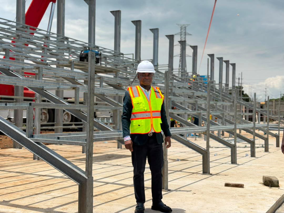 MohamedAbuCont5's tweet photo. The Sierra Leone Football Association (SLFA) President, Babadi Kamara, has inspected the ongoing construction of the 𝐬𝐭𝐚𝐭𝐞-𝐨𝐟-𝐭𝐡𝐞-𝐚𝐫𝐭 𝟒𝟑𝟓-𝐬𝐞𝐚𝐭𝐞𝐫 𝐩𝐚𝐯𝐢𝐥𝐢𝐨𝐧 at the SLFA Football Academy in Kingtom, reaffirming his unwavering commitment.
@SLFA_sl https://t.co/kvZ2pDRYML